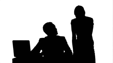 Siluet iş dizüstü bilgisayar laptop ile tablo etrafında toplantı olması insanlar