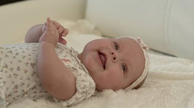 Bebek el içinde anneler palmiye