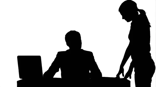 Silhouette Geschäftsleute diskutieren Dokument — Stockfoto