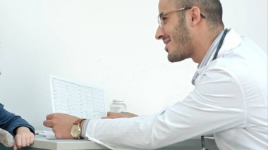 Tanılama sonuçlarını açıklayan onun hasta doktor gülümseyen