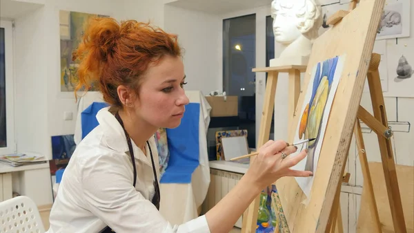 Ginger žena v zástěře Malba akvarel zátiší — Stock fotografie