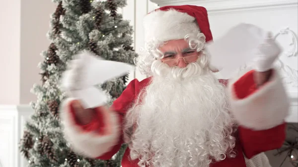 Wütender Weihnachtsmann liest einen Brief und zerreißt ihn — Stockfoto
