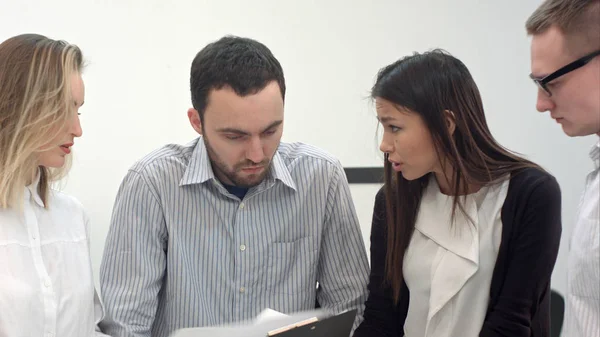 Trabajadora quejándose a sus colegas de oficina sobre la carga de trabajo — Foto de Stock