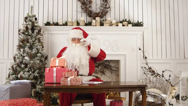Santa Claus τακτοποίηση παρουσιάζει στο τραπέζι του — Φωτογραφία Αρχείου