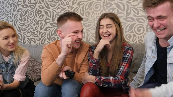 En iyi komedi filmi tartışıyor ve zevk kanepeye, oturan arkadaşlar