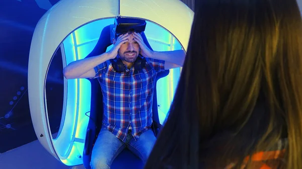 Joven hombre compartiendo sus emociones con su novia después de la experiencia de realidad virtual —  Fotos de Stock
