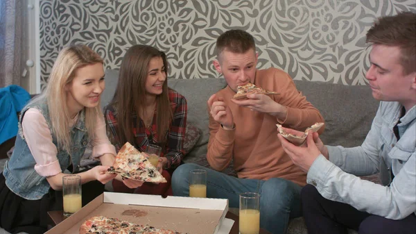 Grupo de amigos comendo pizza takeaway e beber suco de laranja — Fotografia de Stock