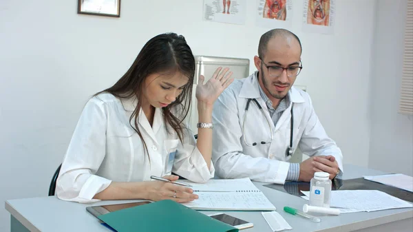 Dois médicos em conflito no escritório — Fotografia de Stock