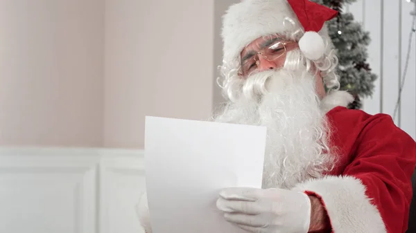 Santa Claus efterbehandling skrivande och kontrollera sitt brev till barn — Stockfoto