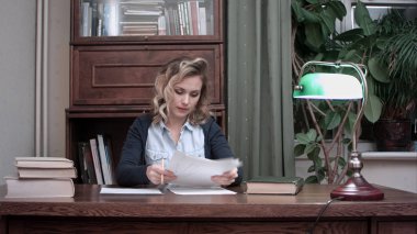 Kağıtları geçiriyordum ve notlar genç kadın