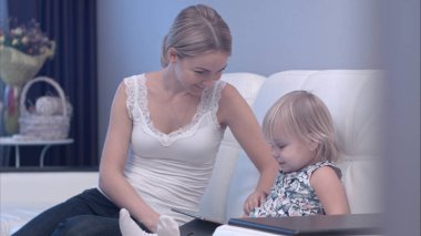 Mutlu anne ve bebek çocuğunu tablet kullanma