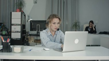 Çağrı merkezinde çalışan müşteri destek operatörü