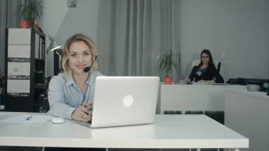 İki sevimli kadın işçiler ofiste oturan