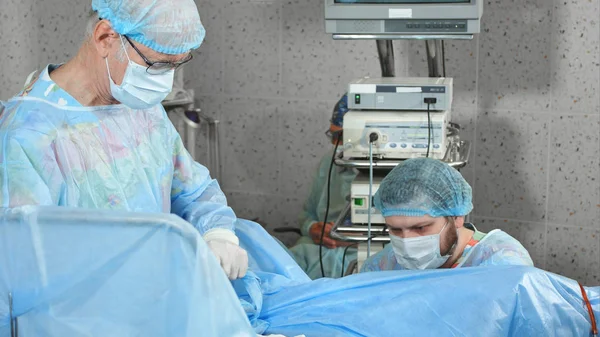 Equipe de cirurgiões e assistentes preapring para cirurgia laparoscópica — Fotografia de Stock