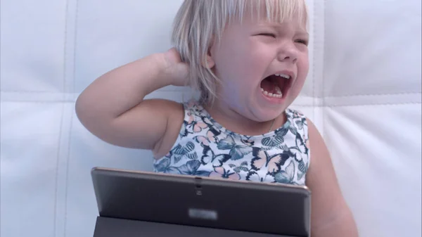 Niña llorando con tableta digital — Foto de Stock