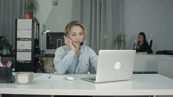 在工作的两个微笑妇女叫中心接听手机电话 具有高动态范围的 Bmcc 原料的专业镜头 您可以使用它在你的商业视频 演示文稿广播如 — 图库照片