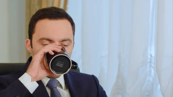 Nadenkend zakenman werken en koffie drinken — Stockfoto