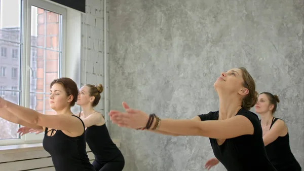 Giovane donna pratica yoga, sorridente, avendo uno stile di vita sano — Foto Stock