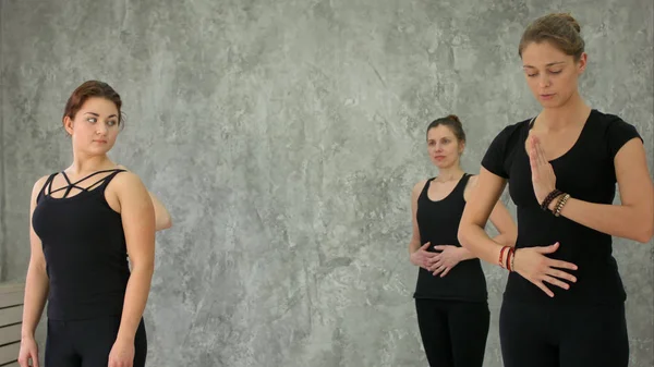 Группа молодых женщин делает упражнения для дыхания в классе йоги — стоковое фото