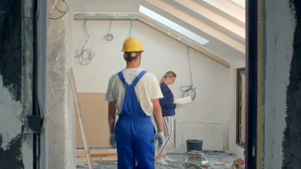 Equipe de arquitetos e mulher supervisionando canteiro de obras — Vídeo de Stock