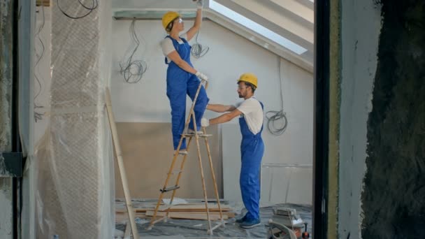 Trabalhador Construção Civil Vestindo Trabalhador Com Ferramentas Renovação Casa Apartamento — Vídeo de Stock