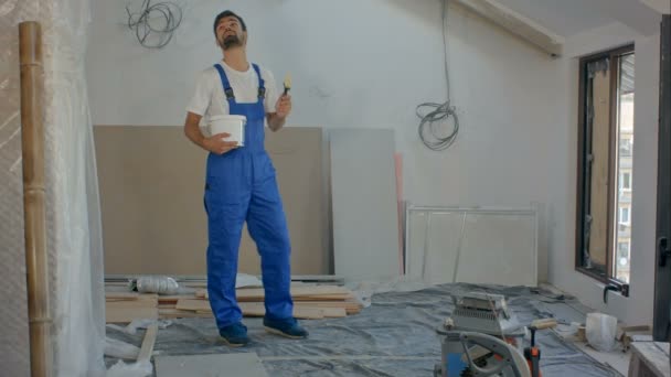 Homem como trabalhador da construção civil construindo casa e carregando madeira — Vídeo de Stock