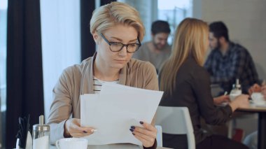 İşkadını kafede belgelerle çalışma