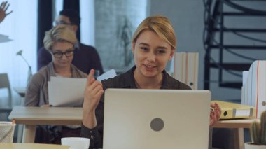 Görüntülü arama facetime sohbet iletişim moder Office