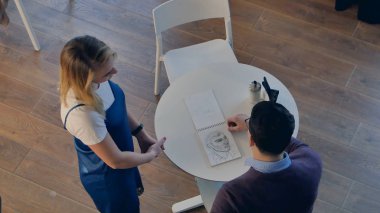 Garson sunucu yardım genç erkek müşteri ile sipariş