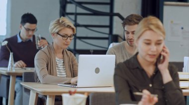 Dizayn ofis masaları işçi ile meşgul