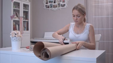 Genç kadın kesme ambalaj kağıdı