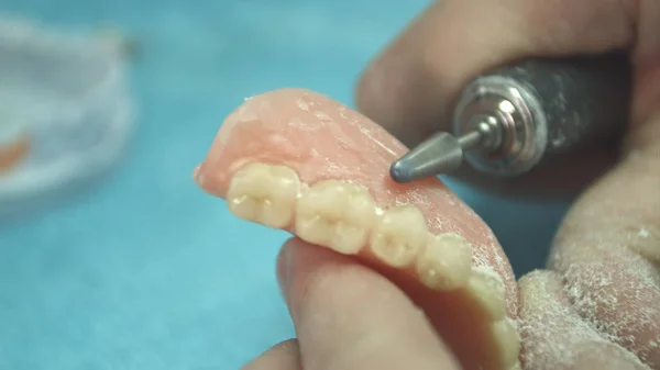 Deture prothese üzerinde çalışma denturist