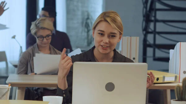 Videollamada en tiempo real de chat de comunicación en la oficina de moder — Foto de Stock