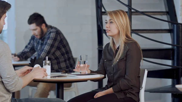 Casal interracial conversando no café — Fotografia de Stock