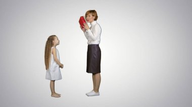 Mutlu anne ve kızı veren ve beyaz arka planda hediye kutusu alma