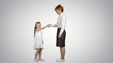 Anne ve çocuk beyaz arka planda eller sallamak