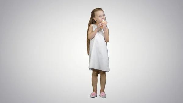 Kind Mädchen essen Eis auf weißem Hintergrund — Stockfoto