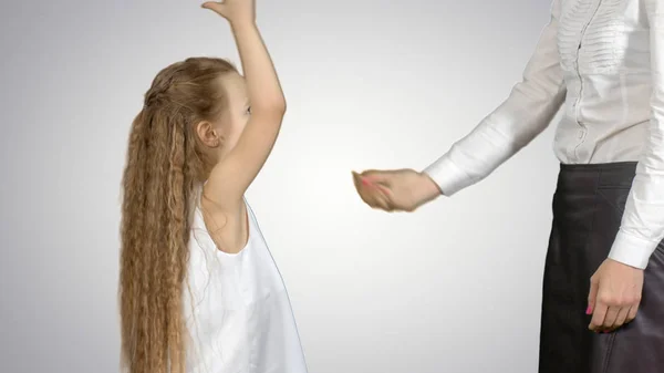 Glückliche Mutter gibt ihrer kleinen Tochter High Five auf weißem Hintergrund — Stockfoto