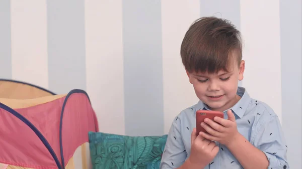 Muchacho emocionado leyendo un mensaje en su teléfono — Foto de Stock