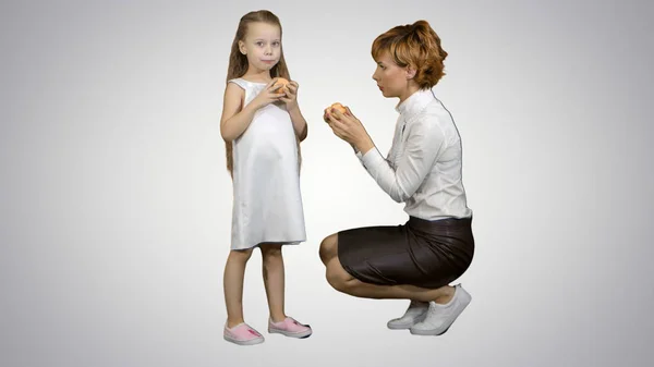 Glückliche Mutter mit Tochter ernährt sich gesund auf weißem Hintergrund — Stockfoto