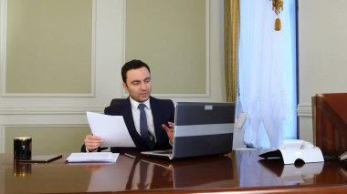 Çevrimiçi toplantı ve video konferans iş işadamı