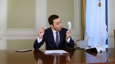 Sorun yaşıyorsanız işadamı telefon ederek iken ve telefon koyar