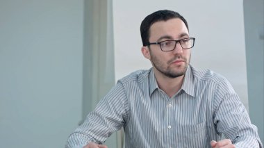 Sınıfta konuşan genç erkek öğretmen