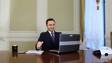 Zarif iş adamı kravatını düzeltme ve onun takım elbise ceket ve çalışma başlar kadar düğmelerini Beyaz gömlekli