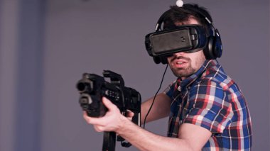 Genç arkadaşları VR sanal gerçeklik silah ve gözlük keskin nişancı oyun oynuyor