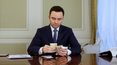 Para ve notlar emin işadamı sayar