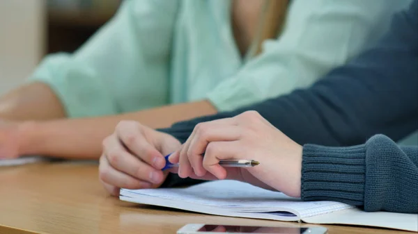 Manos masculinas tarea de escritura durante el examen — Foto de Stock