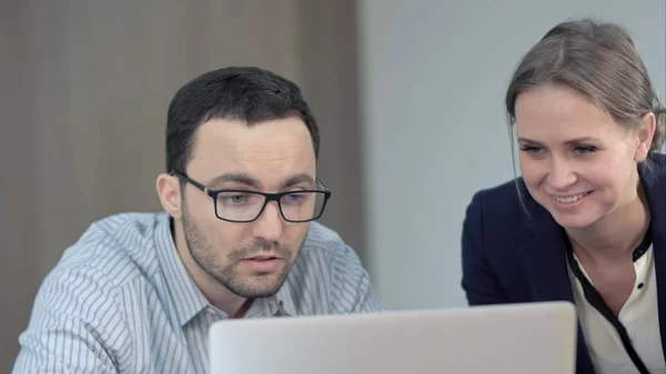 Dos profesores trabajando en la computadora portátil en clase — Foto de Stock