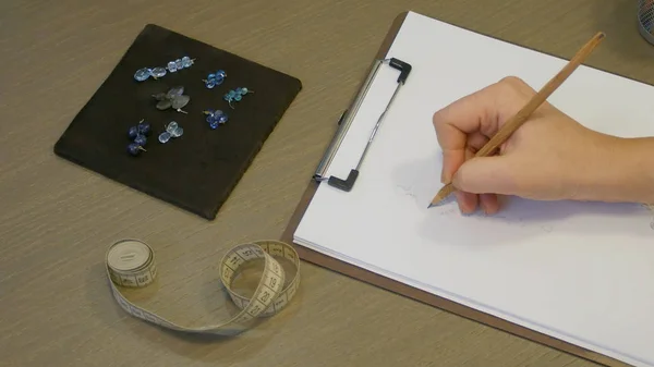 Diseñador de joyas en el trabajo en el estudio, diseños de bocetos para pendientes hechos a mano únicos — Foto de Stock