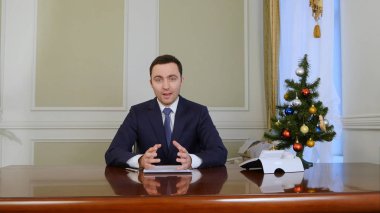 Kamera ve speacking Noel öncesi bakarak iyimser büyüleyici Başkan